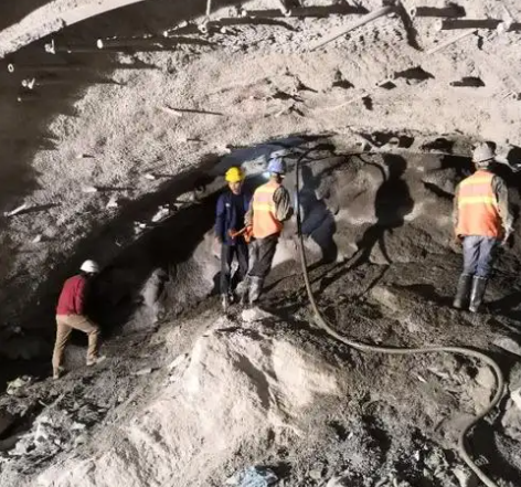 新抚隧道拱顶带模注浆料，微膨胀注浆料的特点及施工工艺